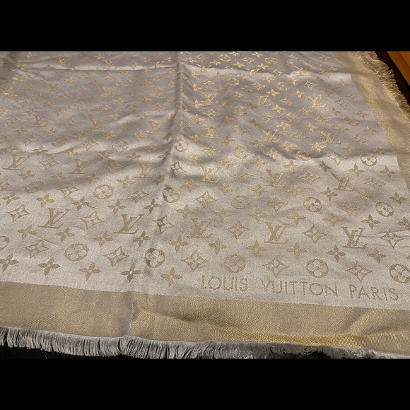 Louie Vuitton wool/silk monogram shawl. Silver and gold - Picture 5 of 11